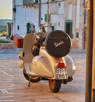 italian-destination-wedding-vespa-dolce-vita.jpg