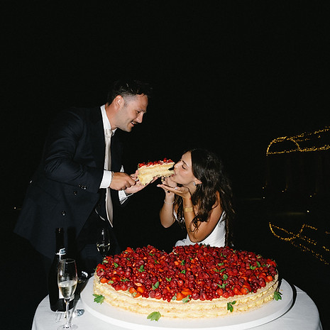 american-couple-wedding-cake-cutting-italy.jpg