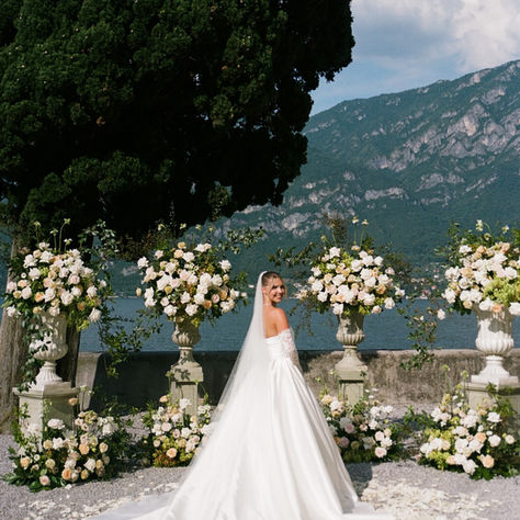 How to Match Your Wedding Hair With Your Dress: A Complete Guide for Brides