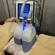 脂肪冷却機器を使用した本格的なボディケア施術の様子