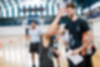 Luís recebendo o prêmio de melhor jogador do campeonato 3x3 da Escola Guardiões do Basquete Academia