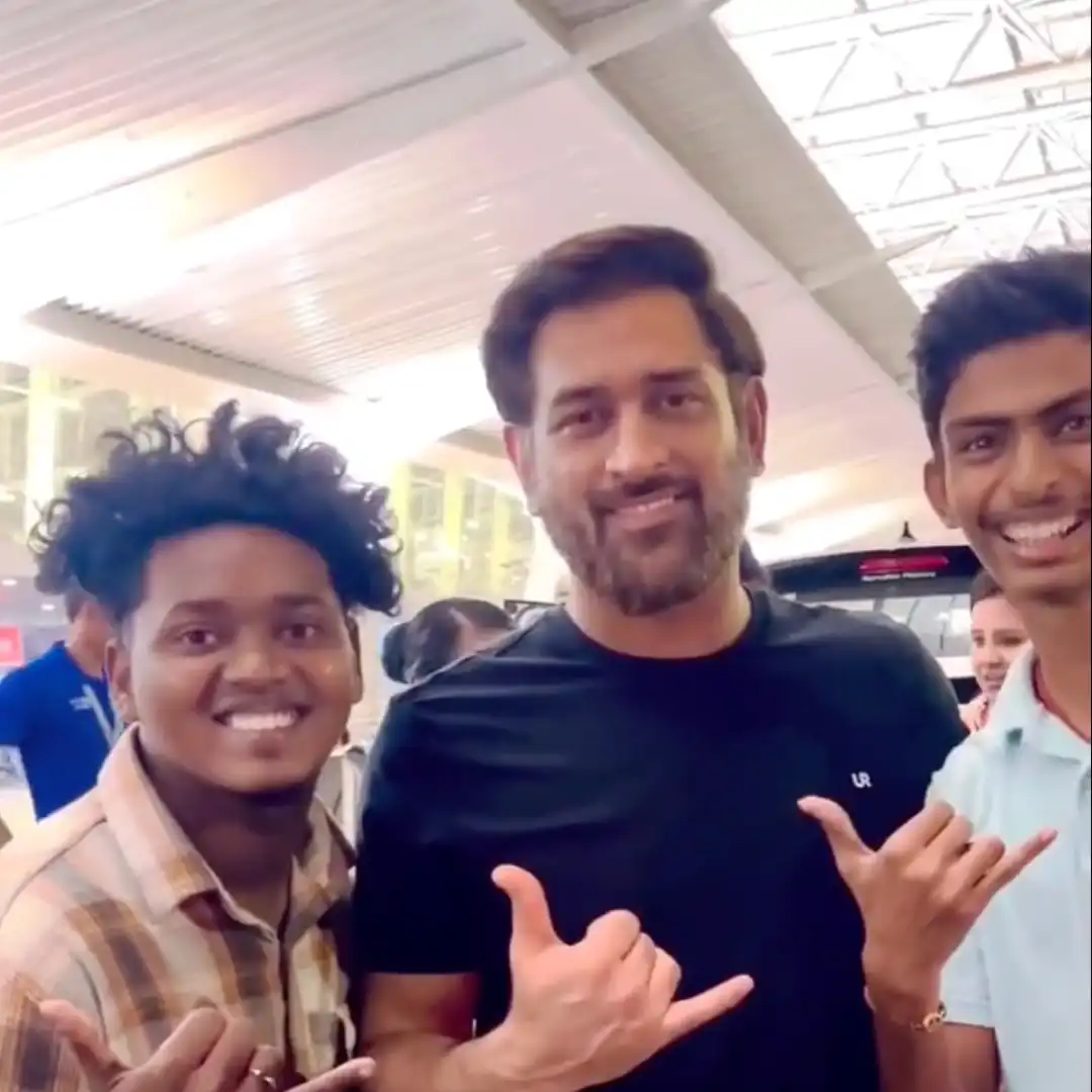 MS Dhoni Granted A Fan's Photo Request