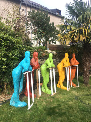 Alignement de plusieurs sculptures Les Bienveillantes de Laure Duquesne à Angers 