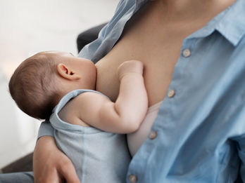 Seu bebê mama e parece continuar com fome. Isso significa pouco leite?