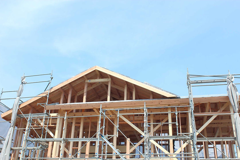 外から見た建築中の木造住宅工事