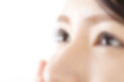女性の目
