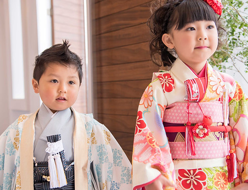 七五三の男の子と女の子