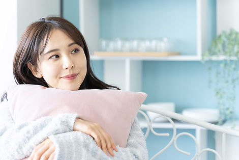 ベッドでくつろぐ女性