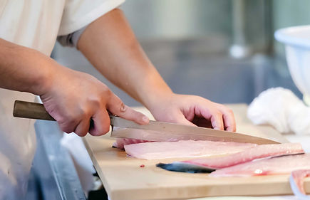 魚を調理する料理人