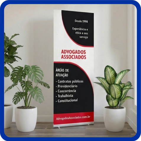 Banner roll-up institucional de advogados associados montado em um ambiente interno ao lado de plantas decorativas.
