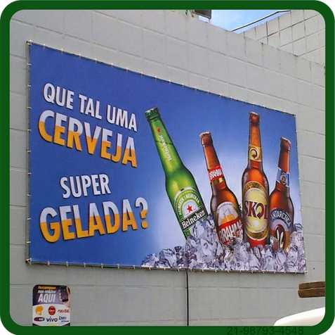 Painel promocional em lona com estampa de cervejas geladas instalado em uma parede externa branca de alvenaria.