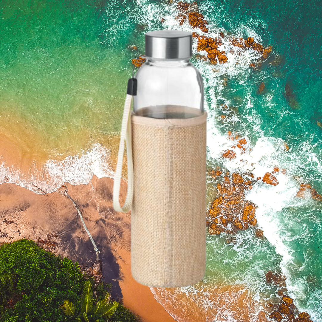 Glas Trinkflasche mit Hintergrund aus Strand und Wasser.