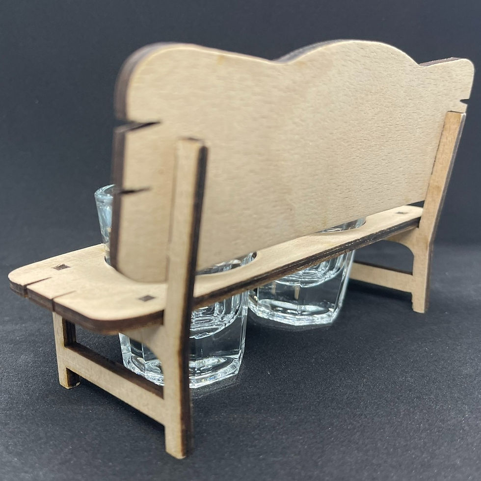 Miniaturbild: Bänkli mit Schnappsgläser von hinten