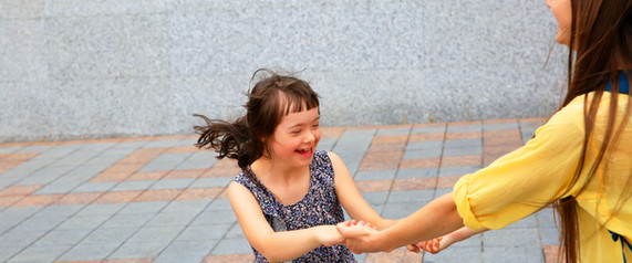 Meisje dat buiten speelt