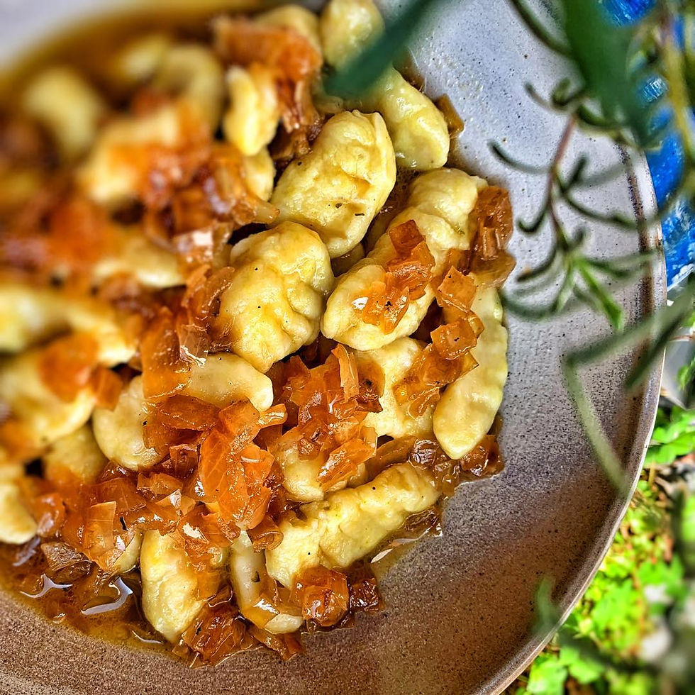 Nhoque de batata na cebola caramelizada