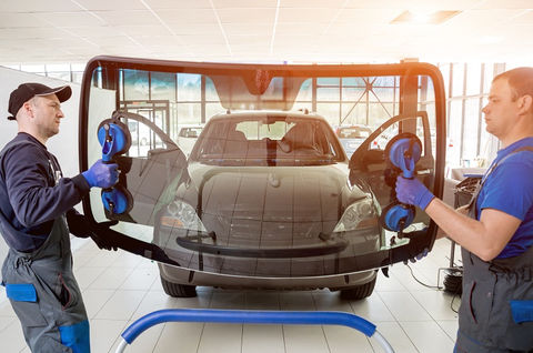 image of auto windshield installers