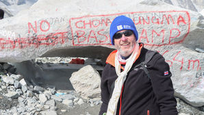 Snowdog and Paul Fears Climb to Everest Base Camp for TÅ· Hafan