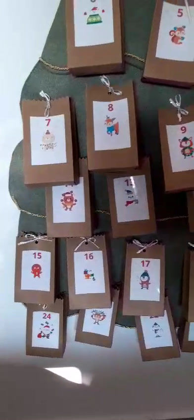Miniatura: calendario dell'avvento a forma di alberello con 24 sacchettini con disegno natalizio, realizzato a mano da appendere