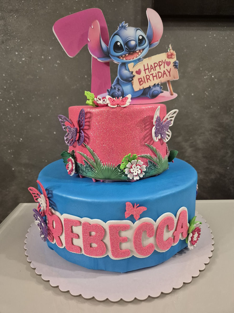 Torta scenografica per feste di compleanno ed eventi, a tema Lilo & Stitch