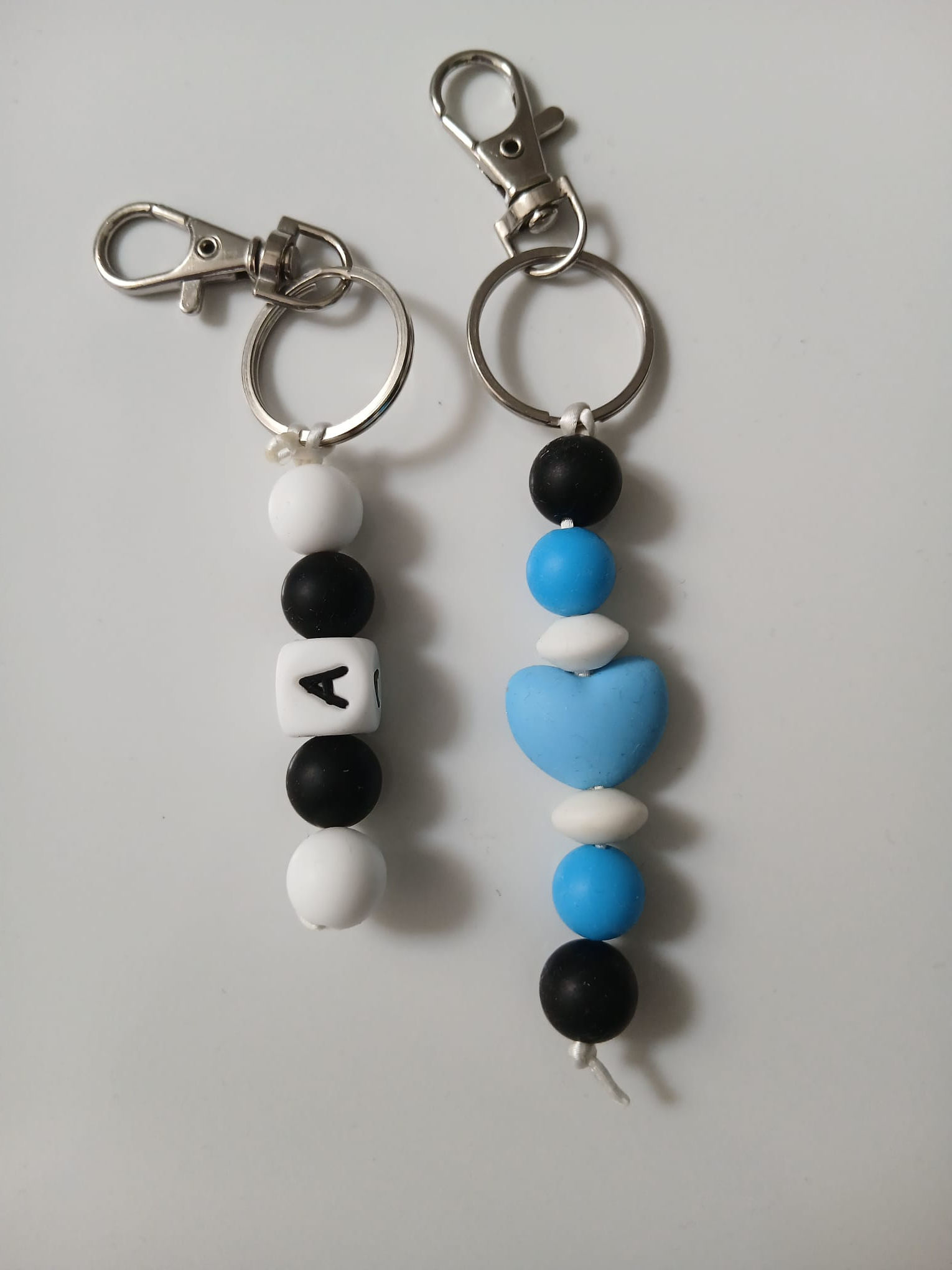 mini portachiavi con cuoricino o iniziale del nome con i colori della squadra del cuore, idea regalo per la festa del papà