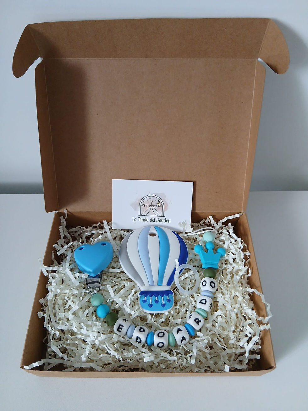 baby box regalo, include un portaciuccio con nome e un massaggiagengive in silicone, adattatore ciucci mam in omaggio