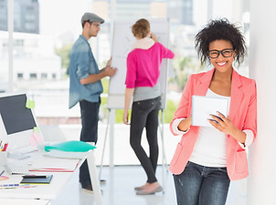 la gente de marketing de intercambio de ideas alegres