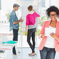 la gente de marketing de intercambio de ideas alegres
