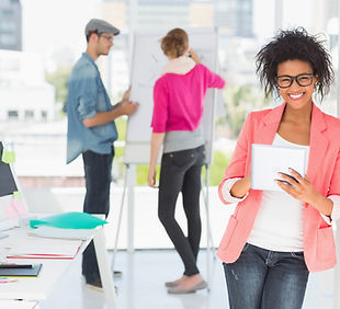 la gente de marketing de intercambio de ideas alegres