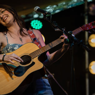 LIVE REVIEW: BUCKLE & BOOTS 2021 - THE PADDOCK STAGE - BETWEEN THE VINES