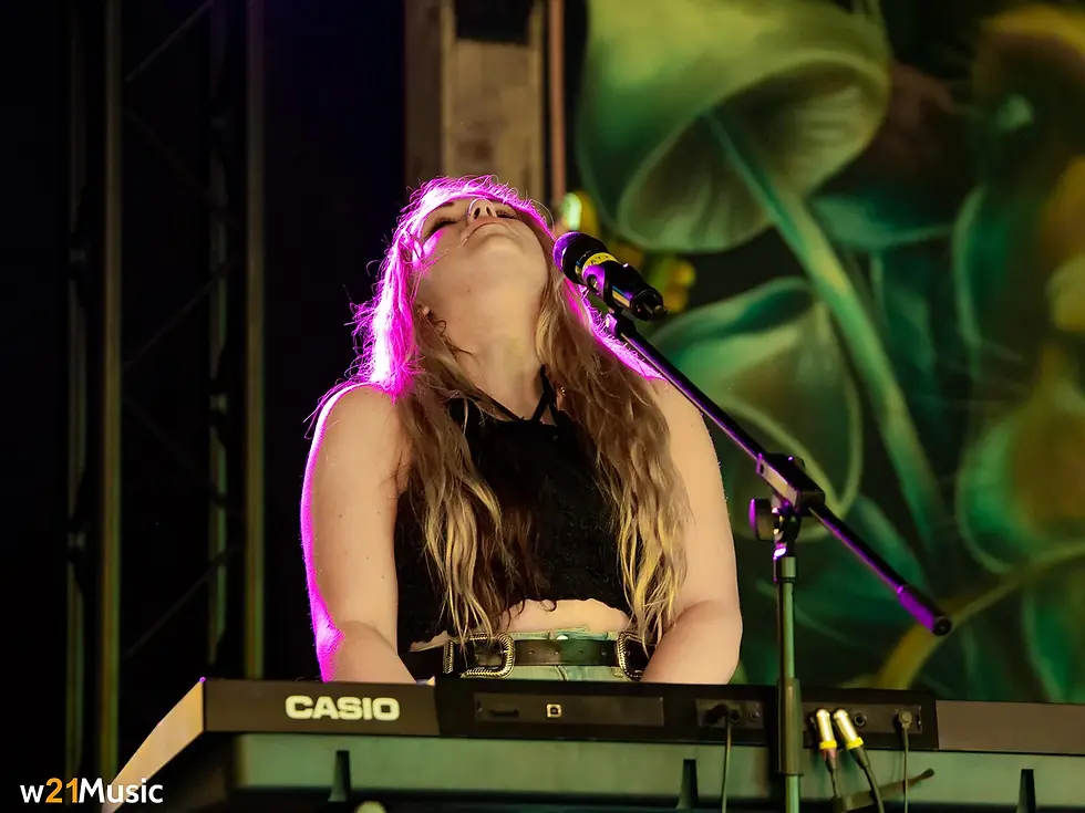 LIVE REVIEW: BUCKLE & BOOTS 2023: THE MAIN STAGE - EMILIA QUINN
