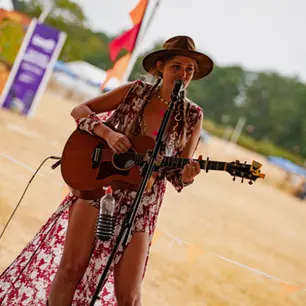LIVE REVIEW: COUNTRY CALLING 2026 - LITTLE WRANGLERS STAGE - LOUISE PARKER