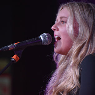 LIVE REVIEW: COUNTRY ON THE COAST  DAY 2 - HANNAH PARIS