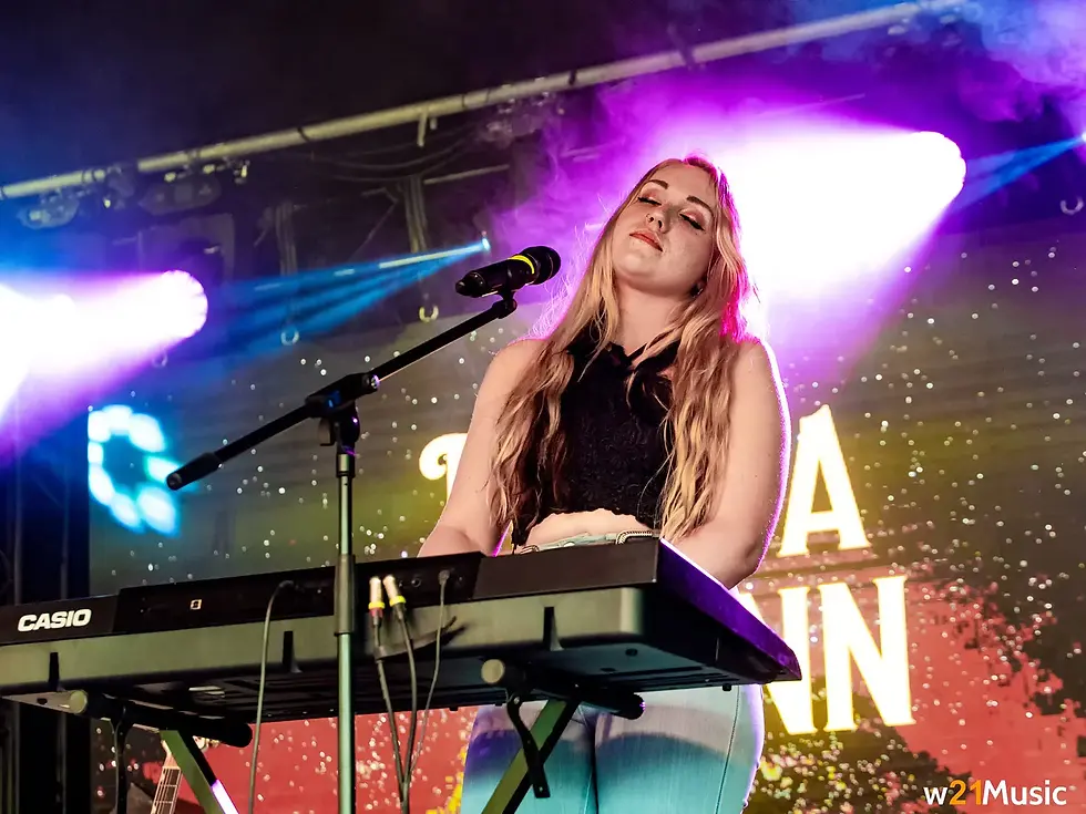LIVE REVIEW: BUCKLE & BOOTS 2023: THE MAIN STAGE - EMILIA QUINN