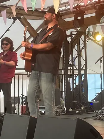 LIVE REVIEW: COUNTRY ON THE COMMON: TRAVELING BARN STAGE- MATT HODGES
