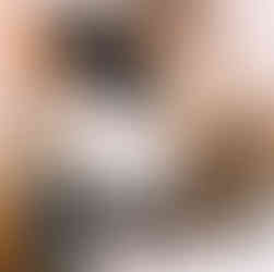 Besitzer Martin kippt Behälter mit Kaffeebohnen in ein Mahlwerk