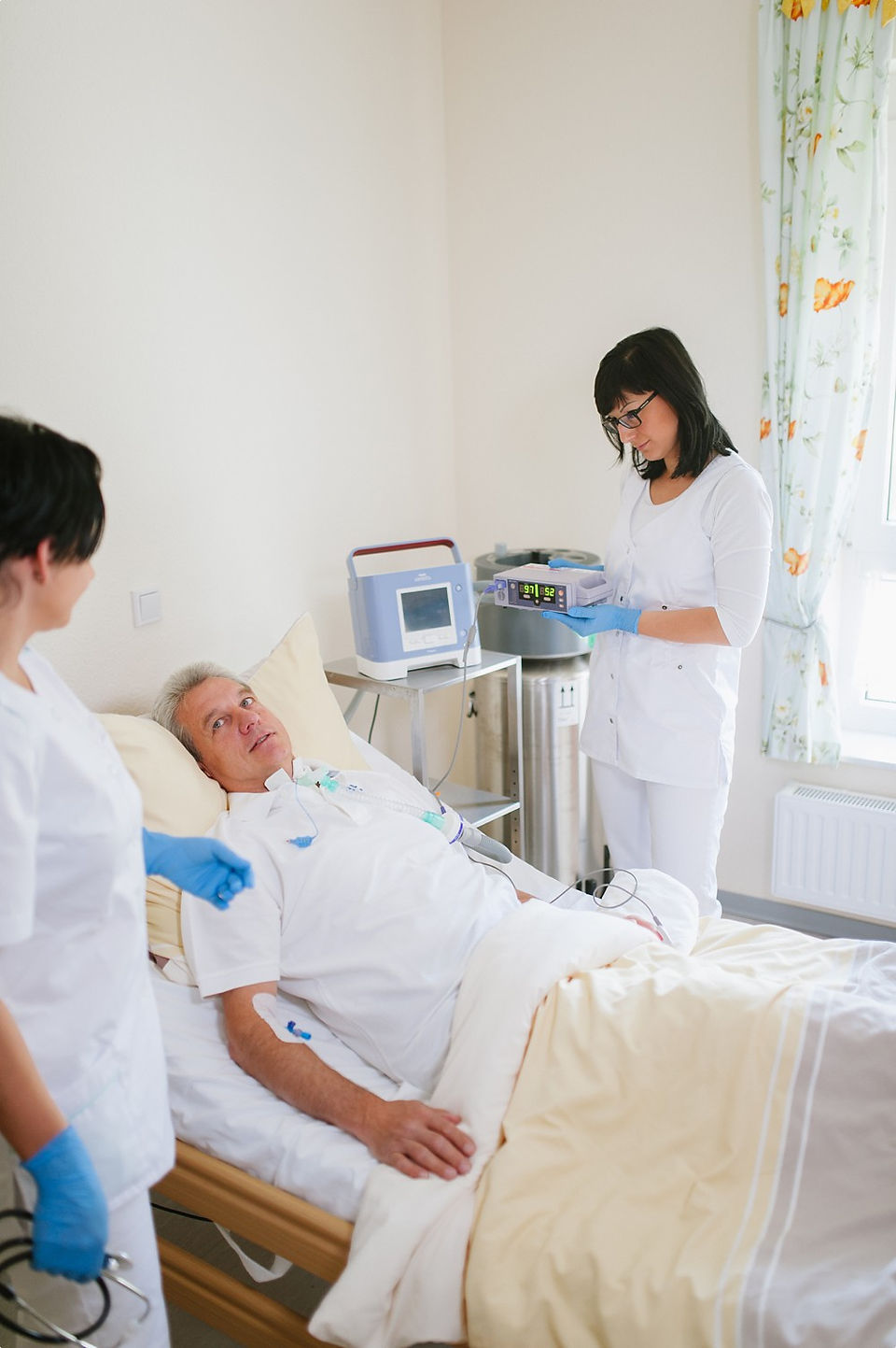 Krankenschwester bei der morgendlichen Routine am Bett eines männlichen Patienten