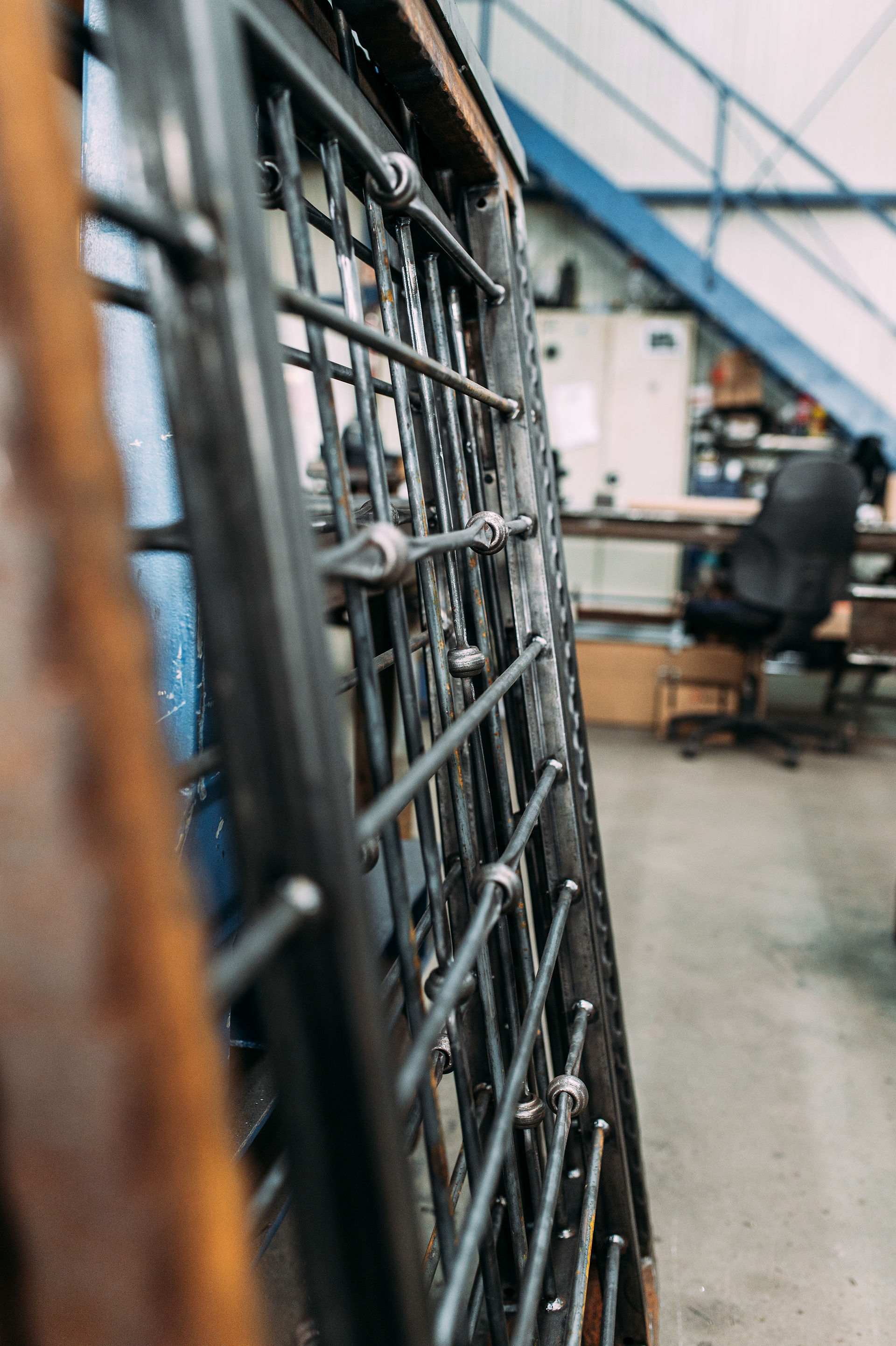 rohes Metalltor stehend in der Werkstatt