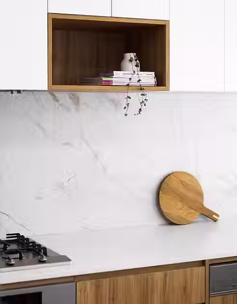 Minimal white marble kitchen backsplash with wooden cutting board – BY Design And Viz modern kitchen design