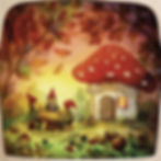 Toverlux Magic Lamp Silhouette–Gnome Picnic by Vogel Geluk showing gnomes sharing food beside a red mushroom house.