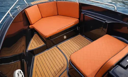Wnętrze komfortowej motorówki na wynajem w Giżycku