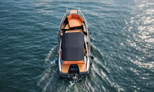 Motorówka bez patentu podczas rejsu po Mazurach widziana z góry