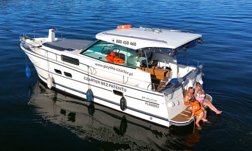 Houseboat Nautika 1000 podczas rodzinnego rejsu z dziećmi po Mazurach