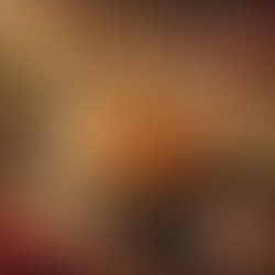 Natilla colombiana tradicional servida con canela y clavo en una mesa navideña.