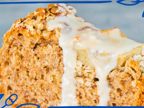 Pastel de avena horneado con textura suave y aroma a canela natural