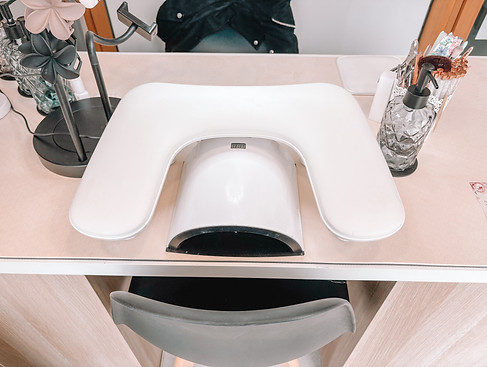 Coin manucure du salon avec fauteuils confortables et lumière naturelle