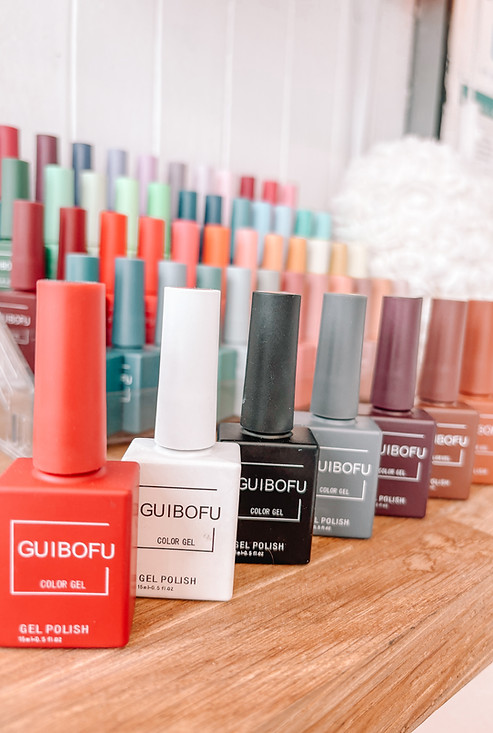 Jessica Florêncio, prothésiste ongulaire, en train de réaliser une manucure