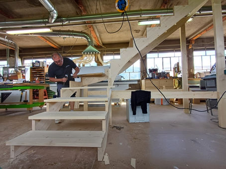 Fabrication en cours d'un escalier sur mesure en lamellé-collé sapin.