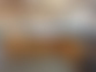 CUISINE EN SAPIN CHENE BROSSE ET PLAN DE TRAVAIL EN COMPACT NOIR