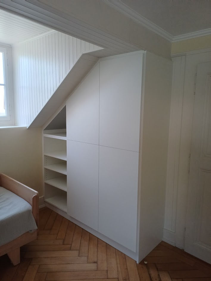 AMENAGEMENT SOUS PENTE EN MELAMINE BLANC 19 MM AVEC OUVERTURE/FERMETURE DES PORTES EN TIP ON