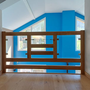 BARRIÈRES D'ESCALIER EN RAMPANT CHENE NATUREL VERNIS/VERRE/CÂBLES TENDUS.